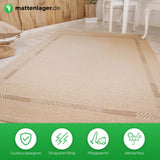 Outdoorteppich Dakota in Anwendung mit weißen Holzstuhl und Holztisch vor Holzwand