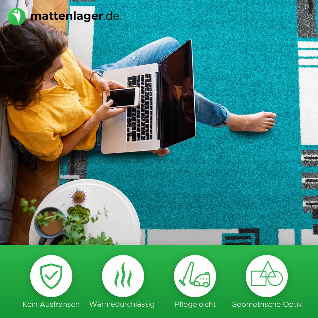 Teppich Mavi in Anwendung. Frau sitzt mit Laptop auf Schoss auf blauem Teppich