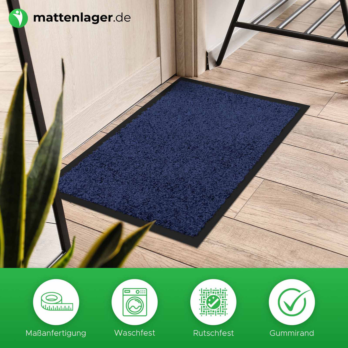 Schmutzfangmatte Grace in Blau in Anwendung vor hellen Holztür 