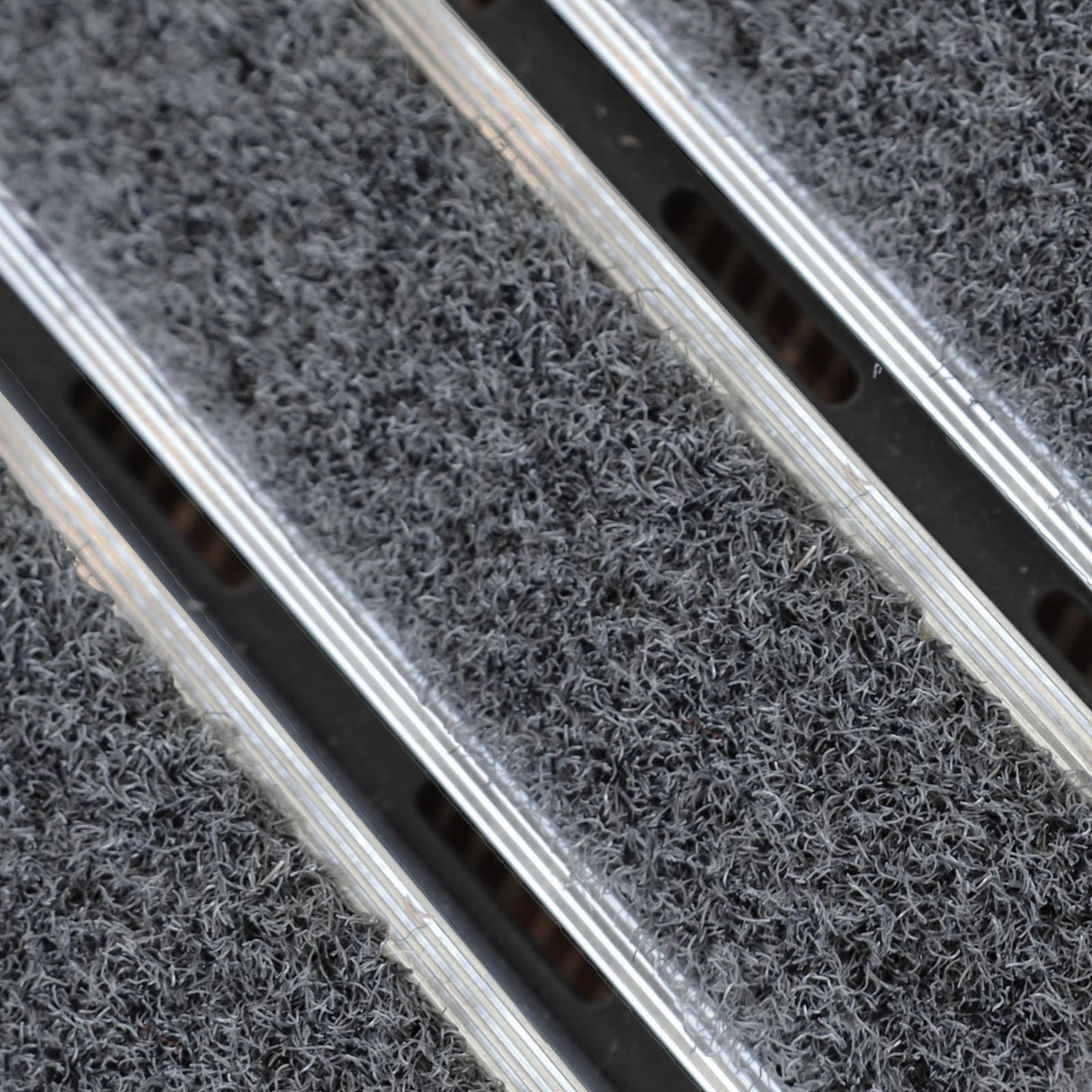 Eingangsmatte ALUPRO mit Teppich-Einsatz Nahaufnahme Mattenlager | Grau