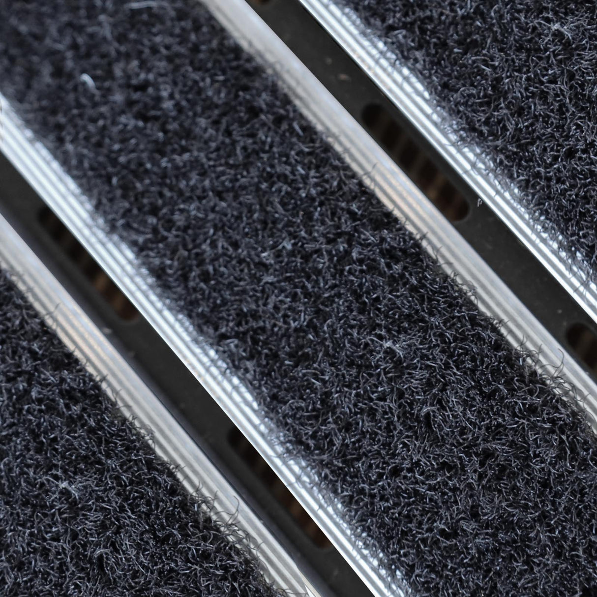 Eingangsmatte ALUPRO mit Teppich-Einsatz Nahaufnahme Mattenlager | Schwarz