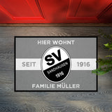Design Fußmatten für echte SVS-Fans: Hier wohnt Familie XY | Mittelgrau/Weiß