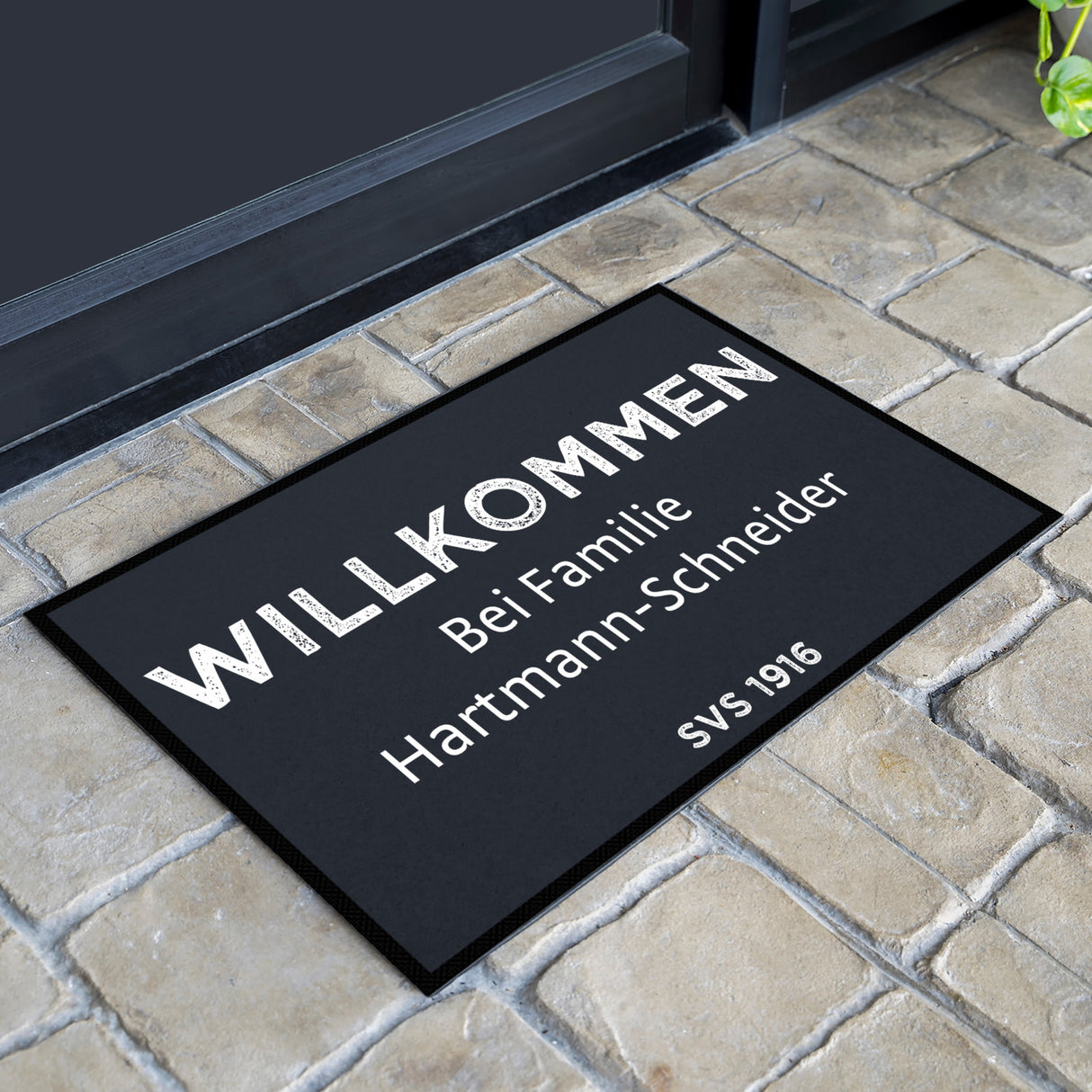 Fußmatte SVS-FANMATTE - Design "Willkommen bei Familie XY" - personalisierbar | Anthrazit/Weiß