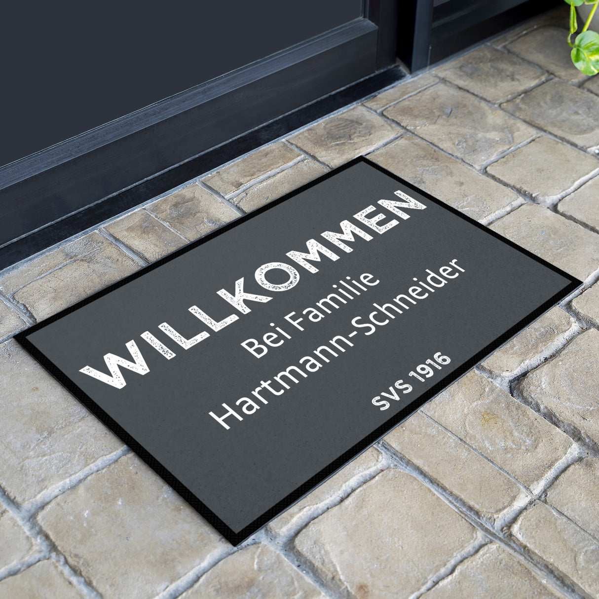 Fußmatte SVS-FANMATTE - Design "Willkommen bei Familie XY" - personalisierbar | Dunkelgrau/Weiß