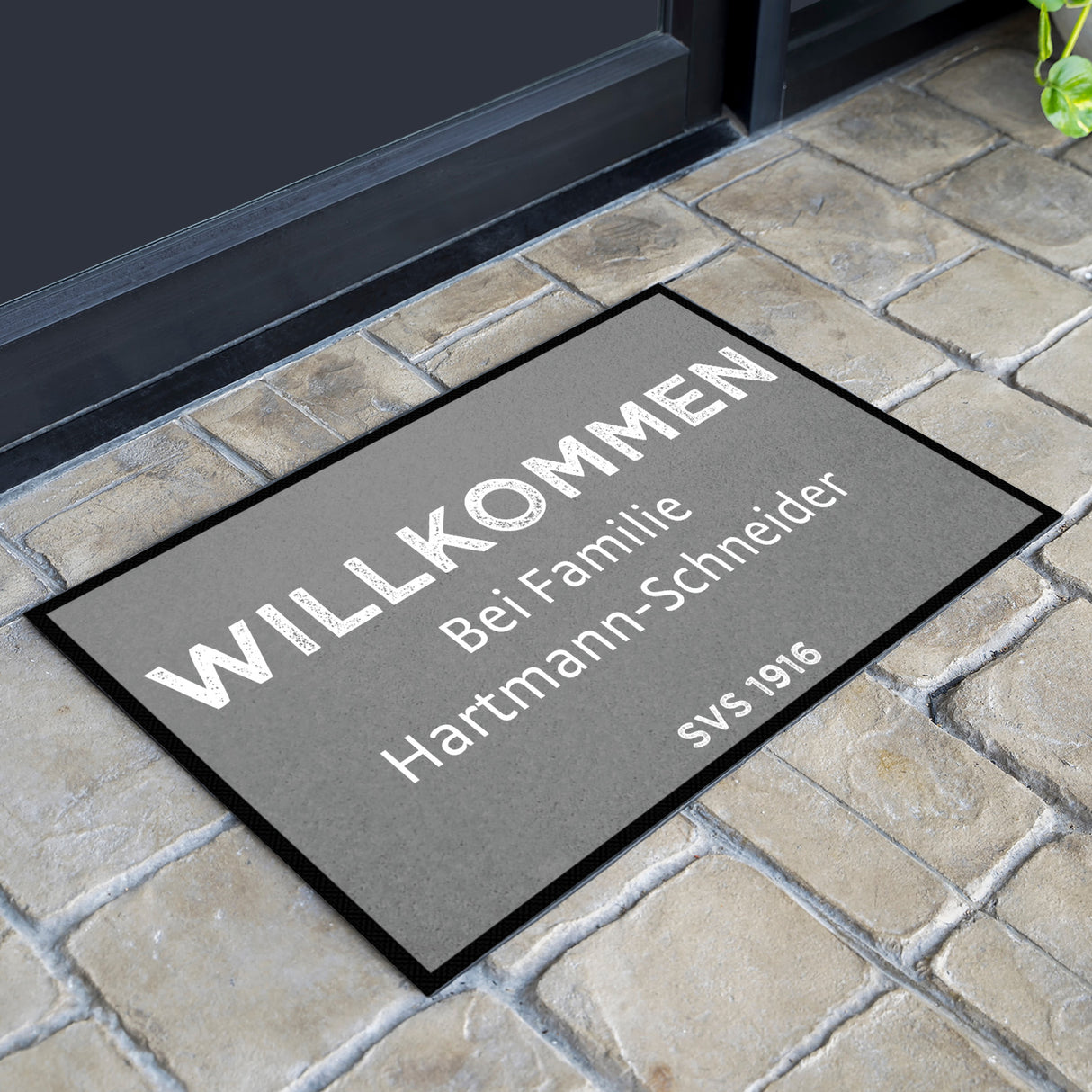 Fußmatte SVS-FANMATTE - Design "Willkommen bei Familie XY" - personalisierbar | Mittelgrau/Weiß