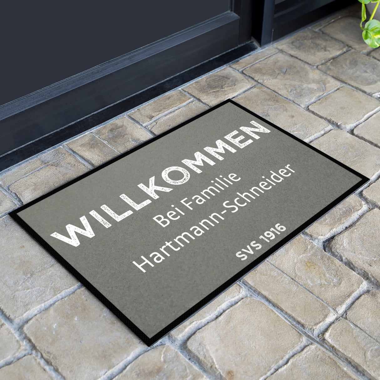 Fußmatte SVS-FANMATTE - Design "Willkommen bei Familie XY" - personalisierbar | Nebel/Weiß