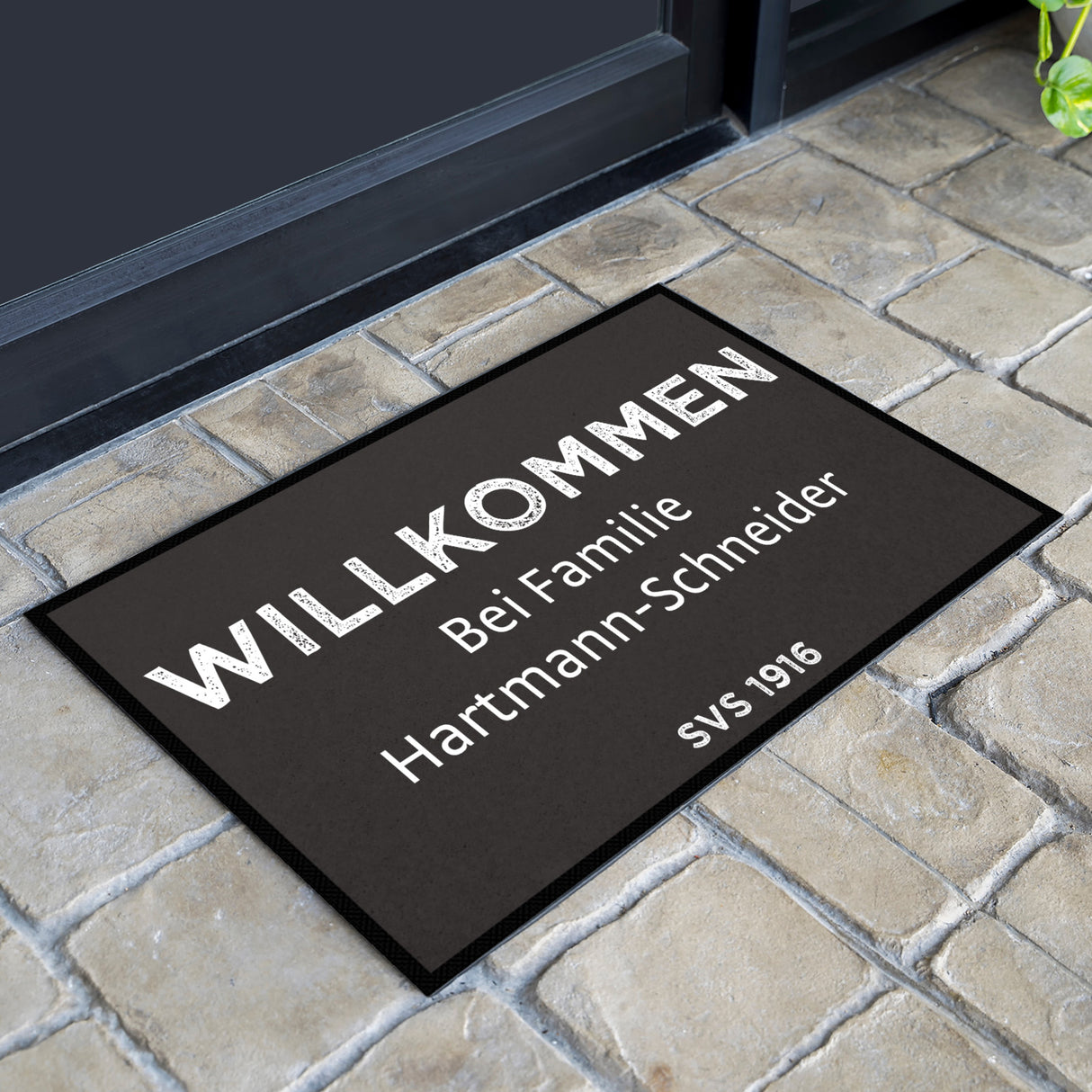 Fußmatte SVS-FANMATTE - Design "Willkommen bei Familie XY" - personalisierbar | Schiefer/Weiß
