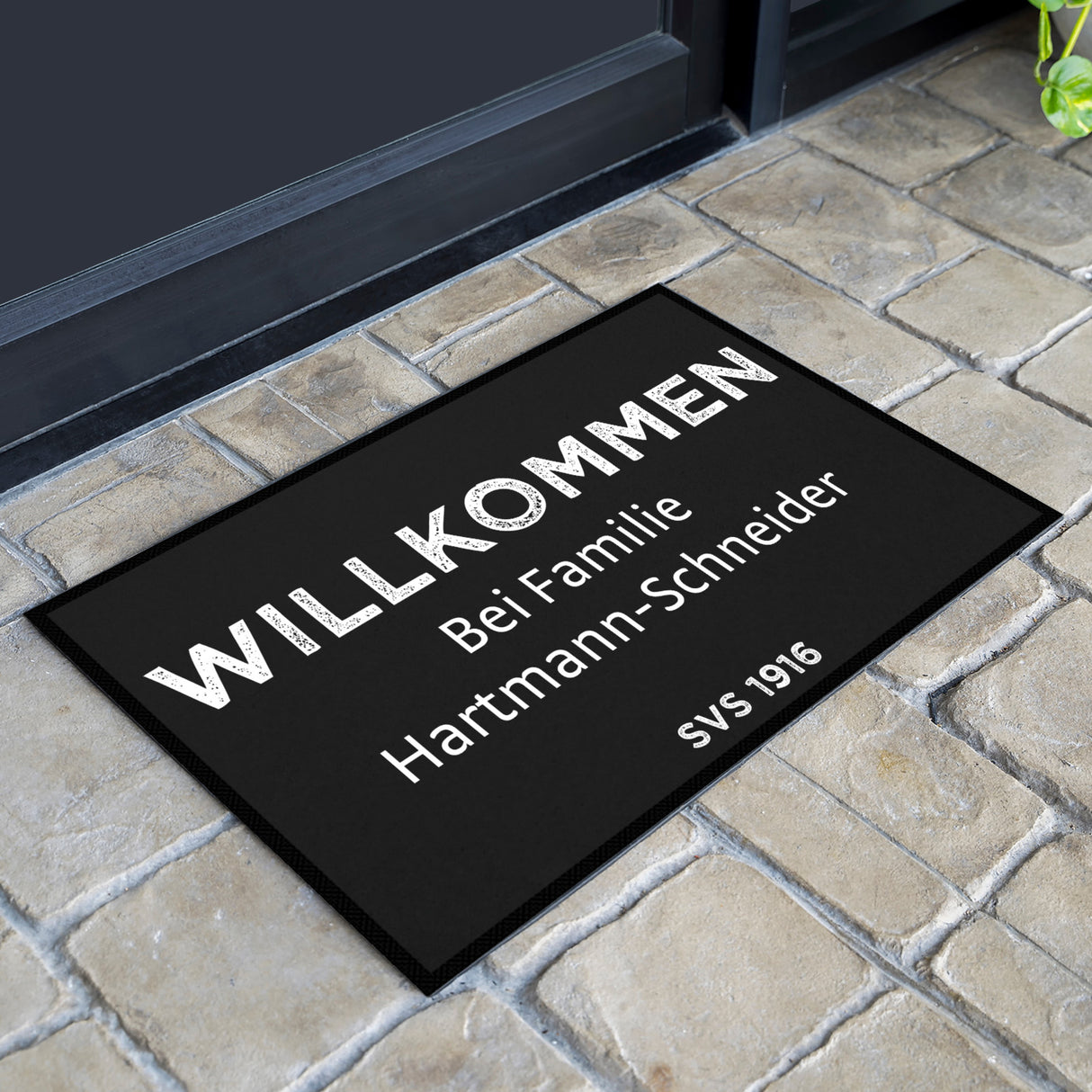 Fußmatte SVS-FANMATTE - Design "Willkommen bei Familie XY" - personalisierbar | Schwarz/Weiß