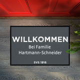 Fußmatte SVS-FANMATTE - Design "Willkommen bei Familie XY" - personalisierbar | Dunkelgrau/Weiß
